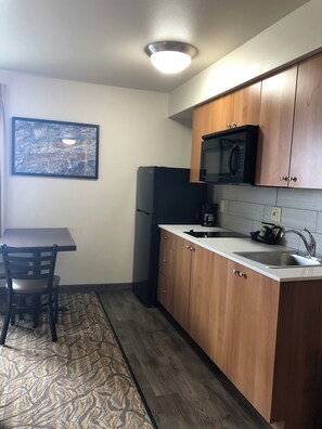 Studio, 1 King Bed, Kitchen | Laptop workspace, blackout drapes, iron/ironing board, free WiFi