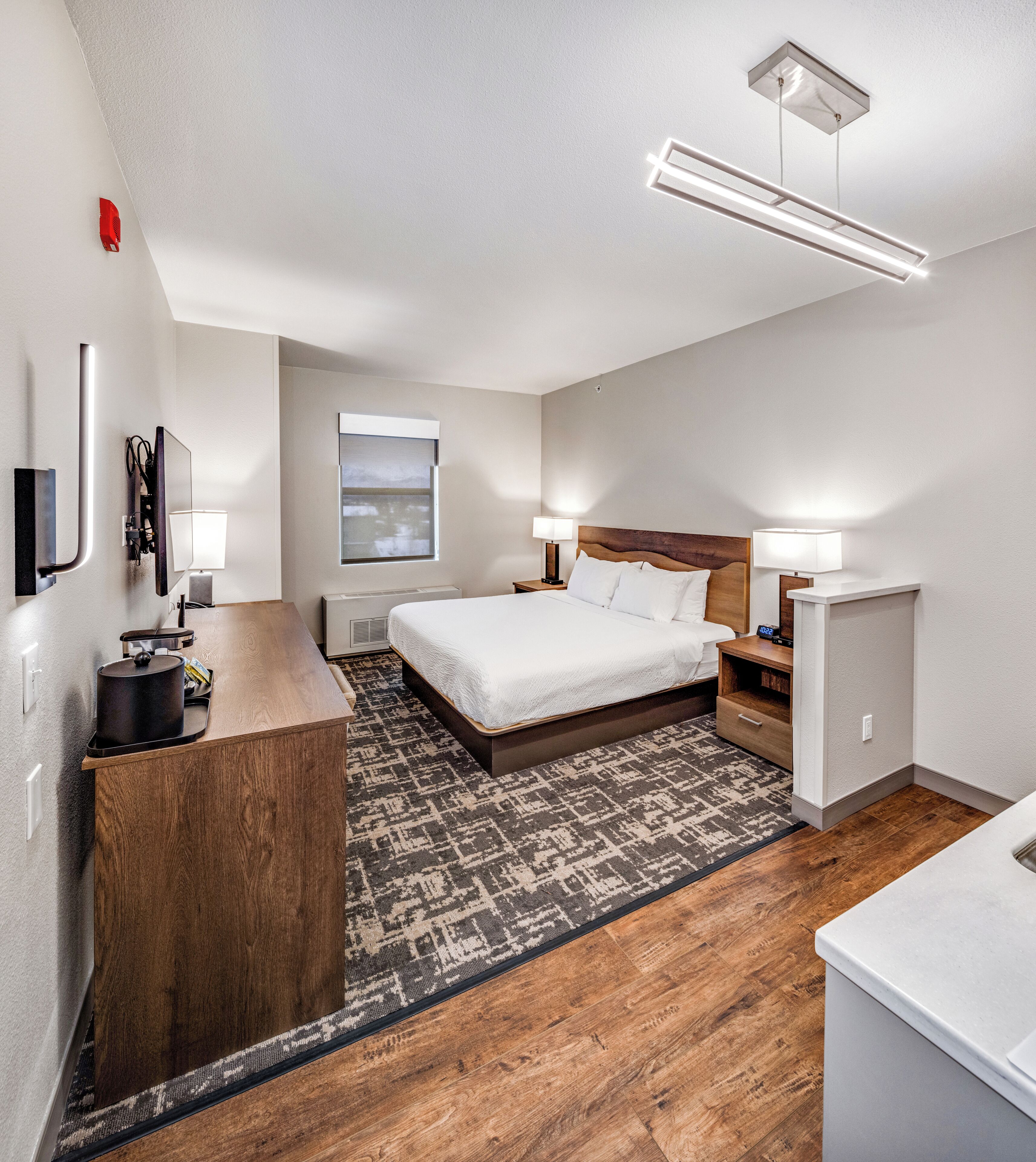 Studio, 1 King Bed, Kitchen | Laptop workspace, blackout curtains, iron/ironing board, free WiFi