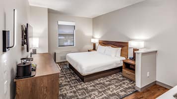 Studio, 1 King Bed, Kitchen | Laptop workspace, blackout curtains, iron/ironing board, free WiFi