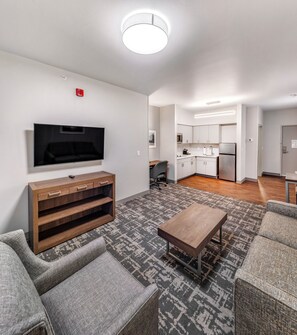 Living area - Aspen Suites Hotel Anchorage Downtown (Anchorage)