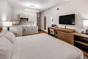 Studio, 2 keskisuurta parisänkyä, keittiö | Kannettavalle tietokoneelle sopiva työtila, pimennysverhot