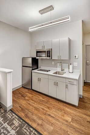 Microwave - Aspen Suites Hotel Anchorage Downtown (Anchorage)