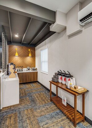 Daily continental breakfast for a fee - Aspen Suites Hotel Anchorage Downtown (Anchorage)