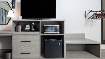 Laptop workspace, blackout drapes, iron/ironing board, free WiFi