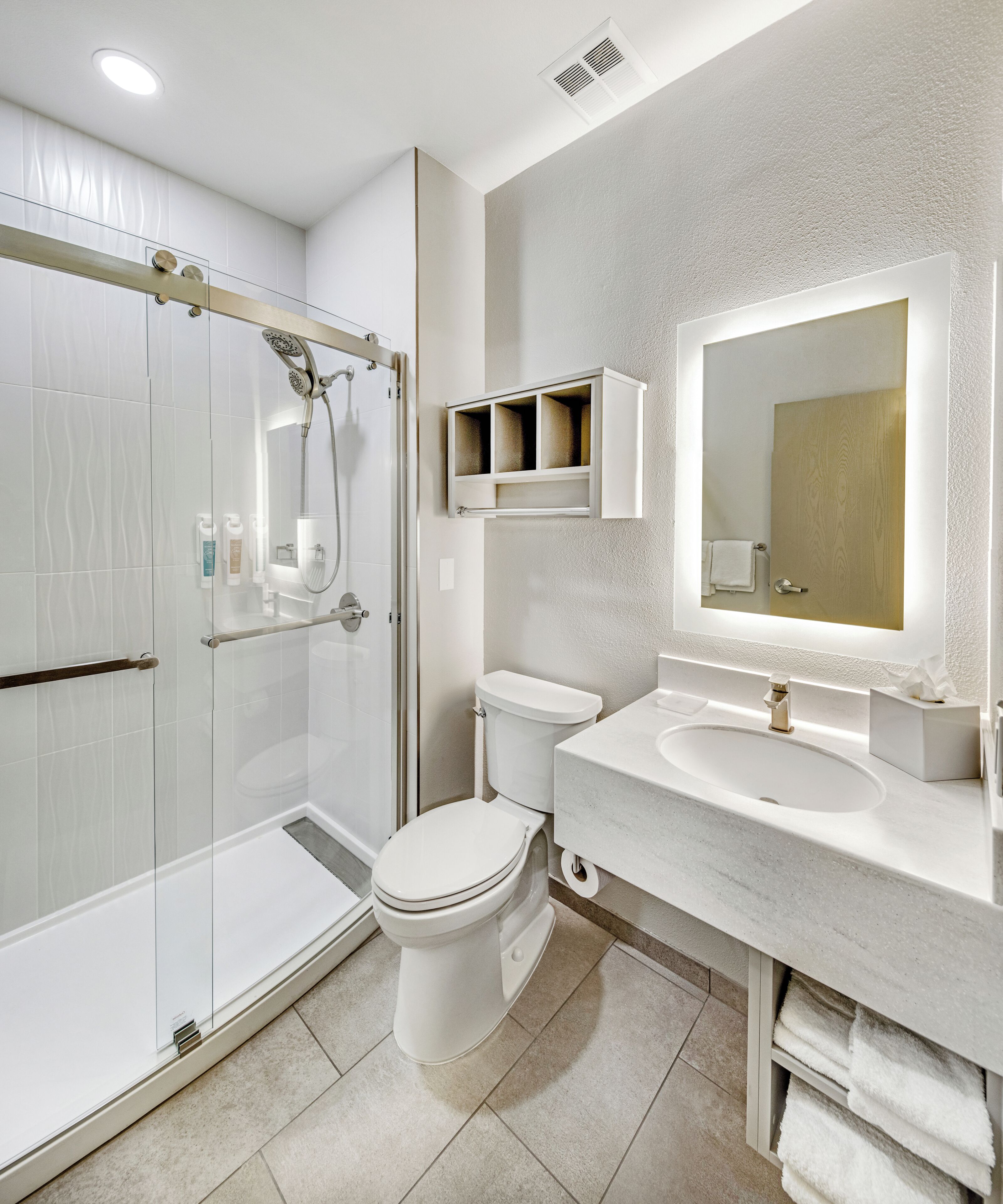 Shower, pengering rambut, handuk, dan sabun
