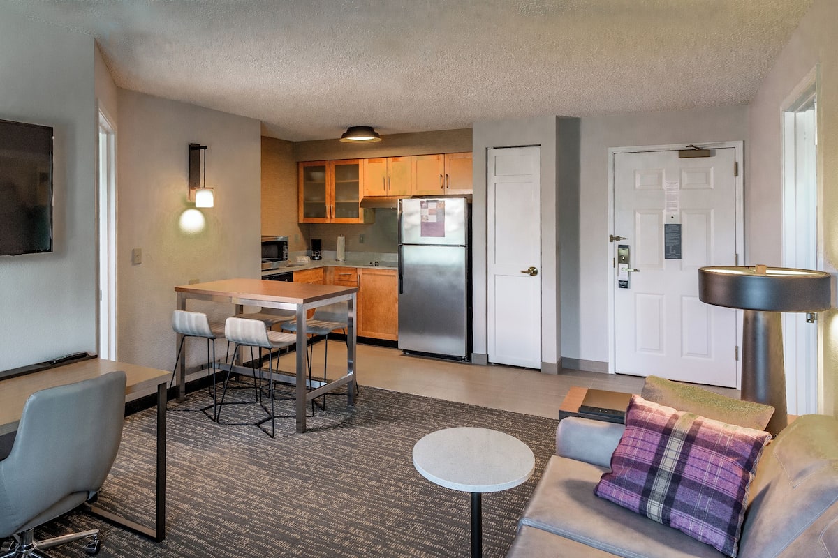 Penthouse, 2 Bedrooms, Kitchen | Living area