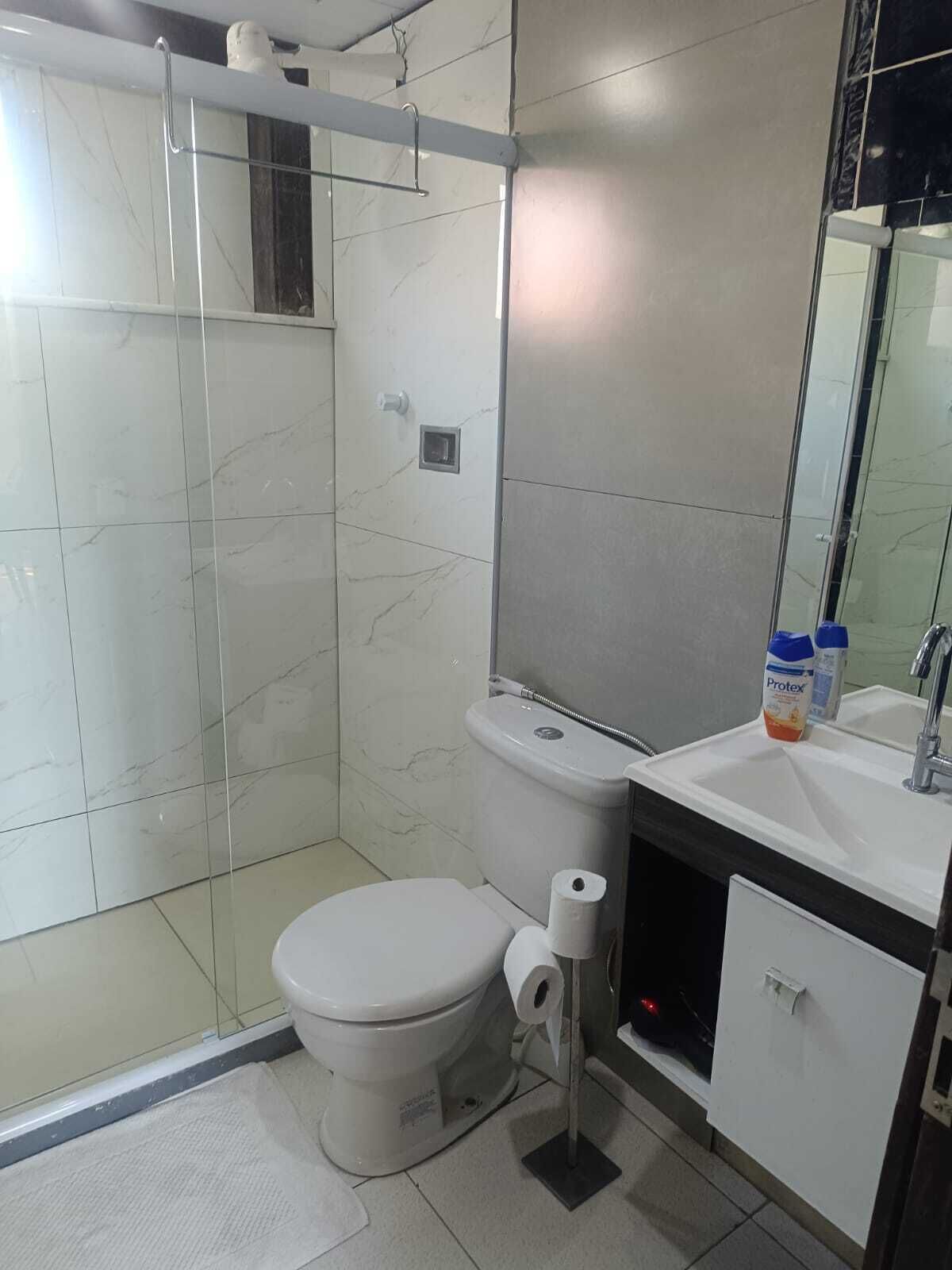 Een douche, een haardroger, een bidet, handdoeken