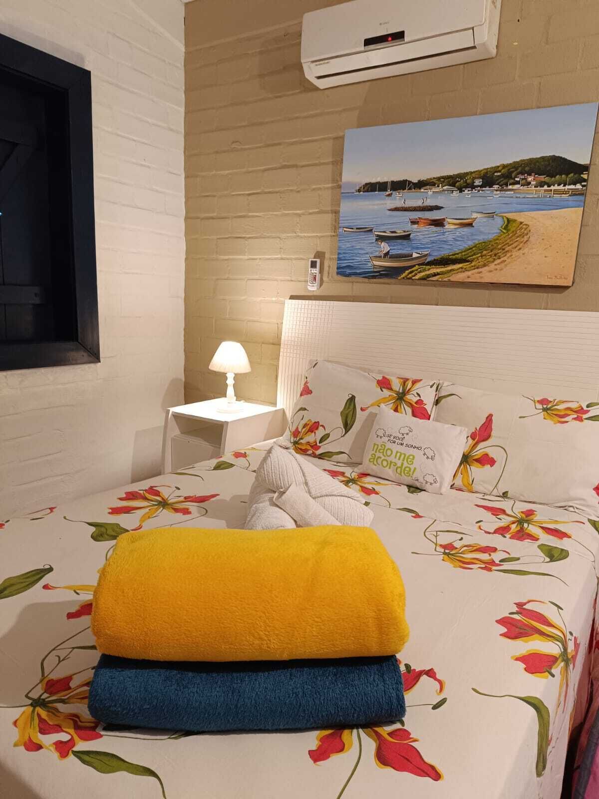 6 slaapkamers, een strijkplank/strijkijzer, wifi