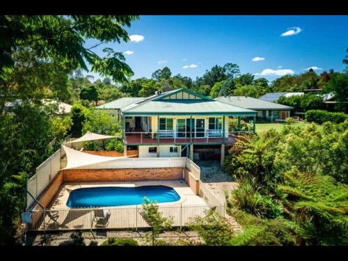 5 Bedroom house with a pool, deck and amazing view