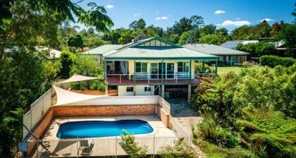 5 Bedroom house with a pool, deck and amazing view