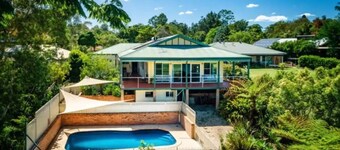 5 Bedroom house with a pool, deck and amazing view