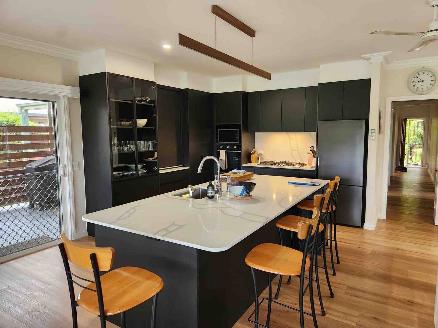 Frigorífico, microondas, horno y placa de cocina