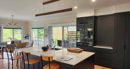 5 Bedroom house with a pool, deck and amazing view