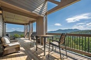 Outdoor dining - Escape to the mountains in this brand-new luxury condo on Sugar Mountain, NC (Sugar Mountain)