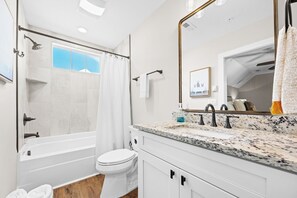 Douche, sèche-cheveux, serviettes fournies, papier toilette