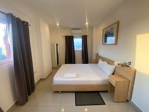 Apartamento superluxo, vista para a cidade | Ferros/tábuas de passar roupa, Wi-Fi de cortesia