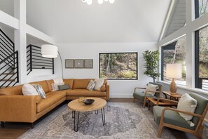 Smart TV, fireplace - Riverside Retreat - Luxury river house with 7 person hottub (Franklin)