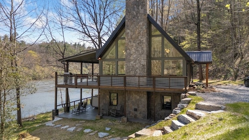 Riverside Retreat - Luxury river house with 7 person hottub