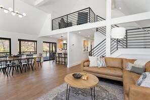 Smart TV, fireplace - Riverside Retreat - Luxury river house with 7 person hottub (Franklin)