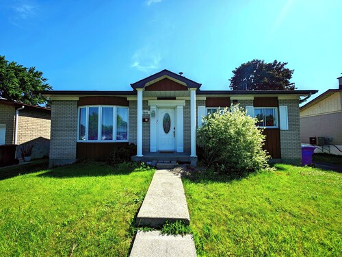 Warm Welcome Home. 15 min to Montreal, spacious and comfortable, free parking