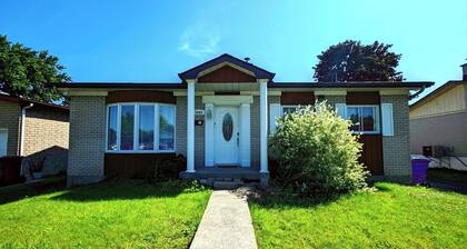 Warm Welcome Home. 15 min to Montreal, spacious and comfortable, free parking