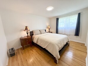 3 bedrooms, iron/ironing board, WiFi, bed sheets - Warm Welcome Home. 15 min to Montreal, spacious and comfortable, free parking (Longueuil)