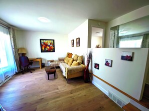 TV - Warm Welcome Home. 15 min to Montreal, spacious and comfortable, free parking (Longueuil)