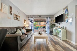 Departamento Deluxe, 2 habitaciones, patio | Área de sala de estar