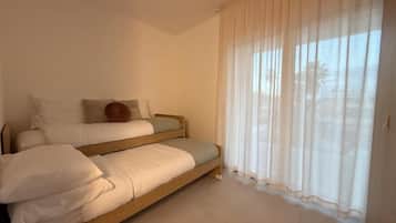 5 bedrooms, iron/ironing board, WiFi, bed sheets