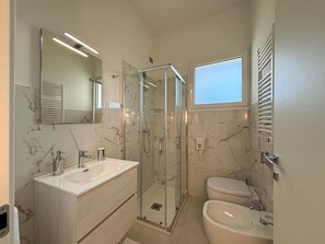 Dusche, Haartrockner, Bidet, Handtücher