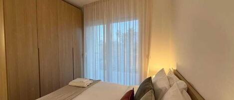 5 bedrooms, iron/ironing board, WiFi, bed sheets