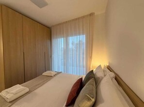 5 bedrooms, iron/ironing board, WiFi, bed sheets