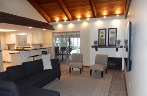 Televisión y chimenea