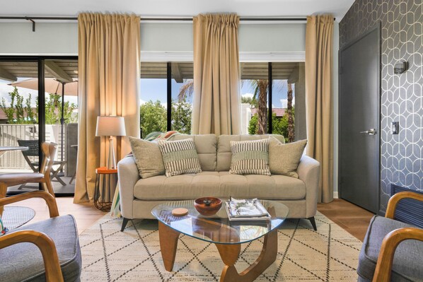 Living area - Executive Central Palm Springs 2bd 2b Condo. (Palm Springs)