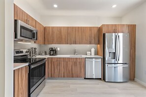 Fridge, microwave, oven, stovetop - Deluxe 2BR ! Free Parking ! 30 min to NYC ! (Newark)