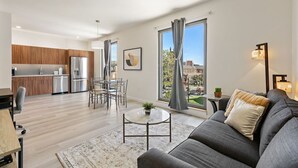 Eine moderne Wohnung mit Küche, Essbereich und Wohnzimmer.