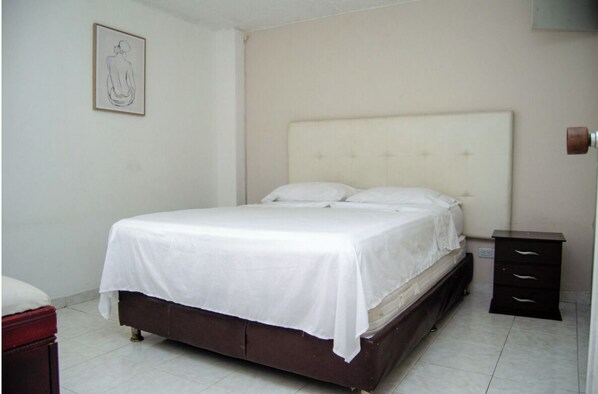 2 habitaciones, tabla de planchar con plancha, internet y ropa de cama 