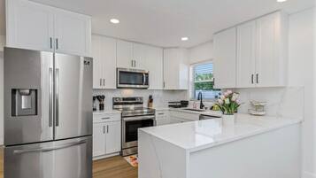 Mikrowelle, Herdplatte, Geschirrspüler