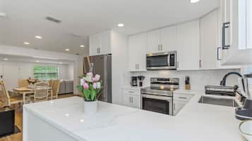 Mikrowelle, Herdplatte, Geschirrspüler