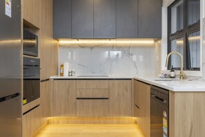 Fridge, microwave, stovetop, dishwasher