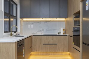 Frigorífico, microondas, horno y placa de cocina
