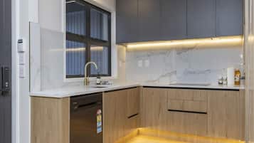 Jääkaappi, mikroaaltouuni, uuni, liesi