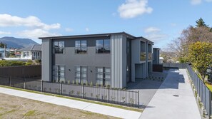 Exterior - Lake Haven apartment 2 - short stroll to lake front and town (Taupō)