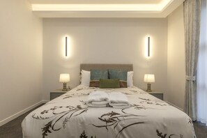 Tabla de planchar con plancha, wifi, ropa de cama