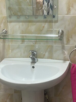 淋浴设施、毛巾、肥皂、卫生纸