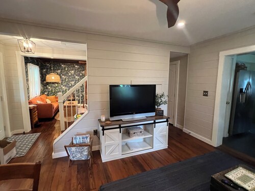 PEONY PLACE 
Charming 2BR farmhouse in the heart of horse country on flower farm