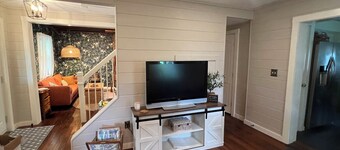 PEONY PLACE 
Charming 2BR farmhouse in the heart of horse country on flower farm