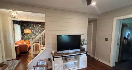 PEONY PLACE
Charming 2BR farmhouse in the heart of horse country on flower farm