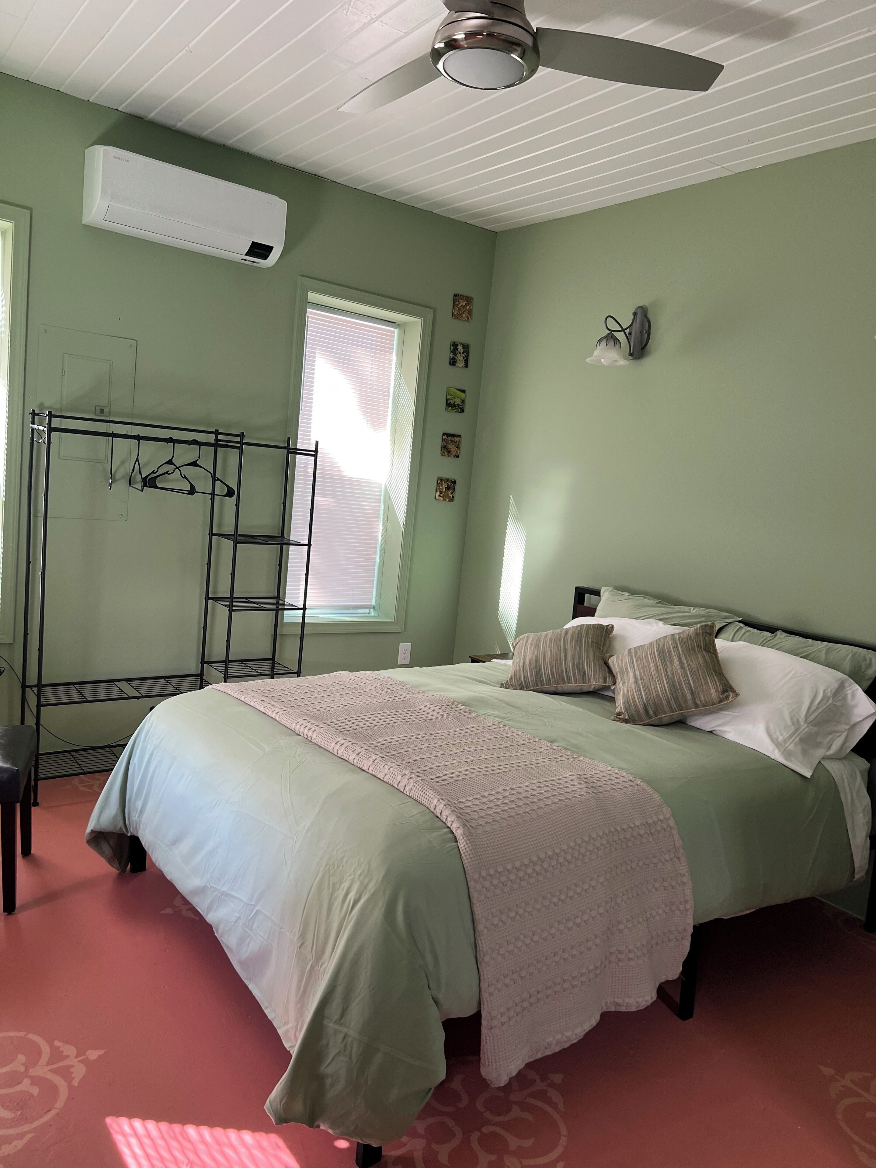 2 habitaciones, tabla de planchar con plancha, wifi y ropa de cama 