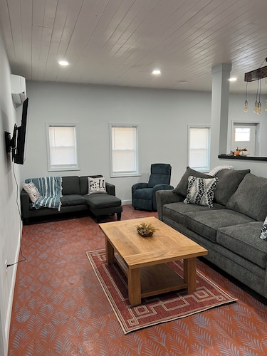 Charming 2-bedroom house in tranquil  Stover Missouri. Pet friendly